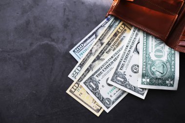 Nakit para büyük bir yığının içinde finans geçmişi olarak. Kağıt paralar kapansın. Üst görünüm