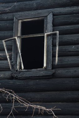 Yangından sonra ahşap ev. Kütüklerdeki kömürleri. Evin külleri yangından. Yanmış kır evi..