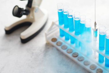 Test tüpü yeni sıvı çözelti potasyum mavisi taşar. Analiz reaksiyonu için çeşitli reaksiyonlar kullanılır. 