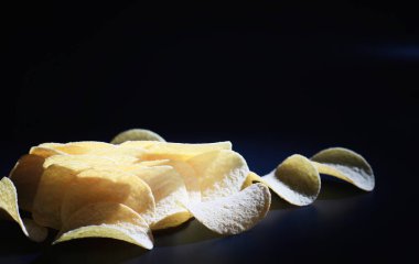 Patates ve mısır cipsi. Atıştırmalık tuzlu aperatif. Zararlı ürünler. Lezzetli cipsler.