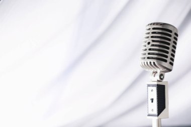 Retro mikrofonun yanında dur. Tripodun üzerindeki mikrofon. Klasik mikrofonlu sanatçının performansı. Mikrofonlu bir sahne.