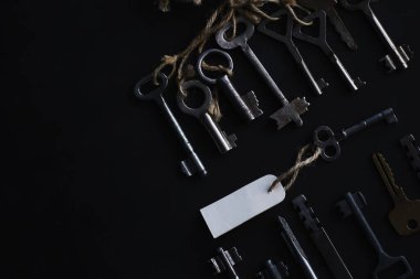 Kilit için antika anahtarlar. Koyu taştan bir arka planda geçmişe dönük anahtarlar. Hedefe ulaşmak için yolu seçme kavramı.