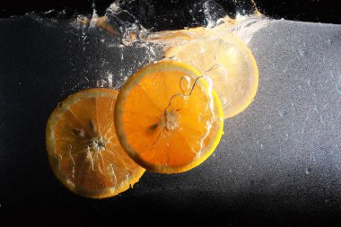 Olgun tatlı portakala su damlaları. Metnin için kopyalama alanı olan yeni Mandarin arkaplanı. Vejetaryen ve vejetaryen kavramı.