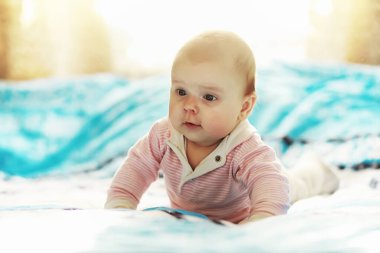 Küçük bebek beşiğin üzerinde yatıyor. Yeni doğmuş bebek.