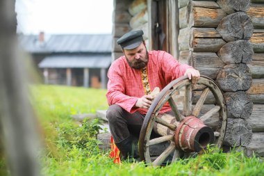 Geleneksel Slav ritüelleri, kırsal tarzda. Yazın dışarıda. Slav köyü çiftliği. Zarif cüppeli köylüler.