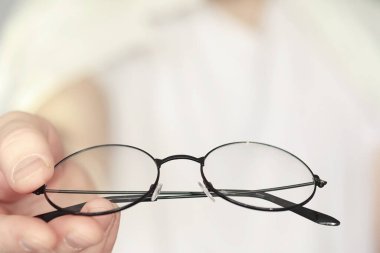 Kötü görüş kavramı. Kontak lens ve gözlüğü elinizde tutun. Reklam gözlükleri ve lensler için poster.