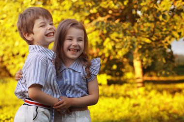 Yazın yürüyüşe çıkan çocuklar. Çocuklar kırsalda şımarır. Kahkaha ve su sıçratma.