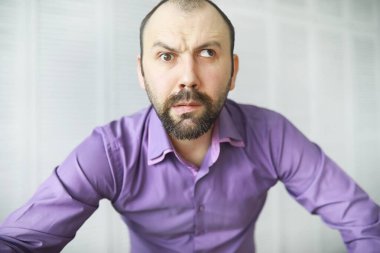 Şaşı sakallı bir adam çerçeveye bakıyor. Göz hastalığı. Tecrübesiz uzman kavramı. Casus komşu..