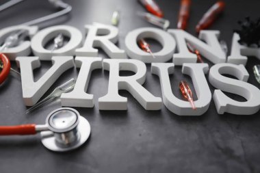 Tıbbi geçmişi var. Mektup virüsü. Coronavirus ahşap harfler. Dünyadaki en ölümcül salgın virüsünün geçmişi. Virüs Aşısı.