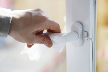 Ev temizliği konsepti. Yüzeylerin tozunu sil. Dezenfektan kapısı TV elektriğini kontrol ediyor. Evdeki karantinada hijyenik tedavi.