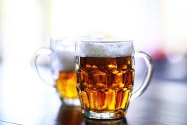 Tahta bir masada bir bardak taze bira. Bira bardağı taş masada. Üst görünüm kopyalama alanı