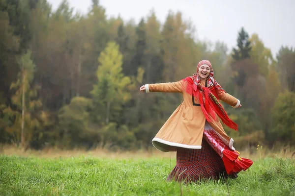 Tradycyjne Słowiańskie Rytuały Stylu Rustykalnym Latem Świeżym Powietrzu Wiejska Farma — Zdjęcie stockowe