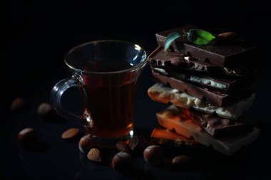 Ev yapımı sütlü çikolata, badem ve kurutulmuş çilek. Sütlü çikolata parçaları. Sütlü çikolata ve çay..