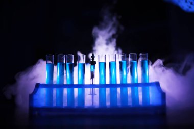 Test tüpü yeni sıvı çözelti potasyum mavisi taşar. Analiz reaksiyonu için çeşitli reaksiyonlar kullanılır. 