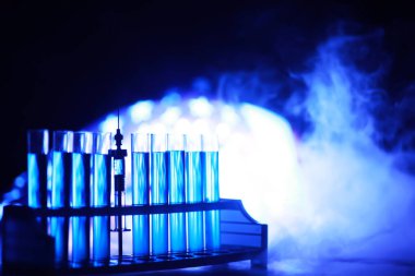 Test tüpü yeni sıvı çözelti potasyum mavisi taşar. Analiz reaksiyonu için çeşitli reaksiyonlar kullanılır. 