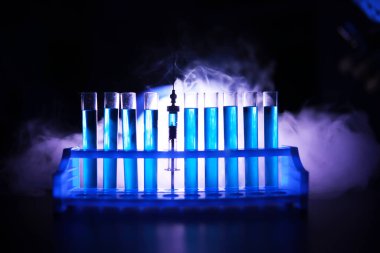 Test tüpü yeni sıvı çözelti potasyum mavisi taşar. Analiz reaksiyonu için çeşitli reaksiyonlar kullanılır. 