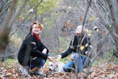 Sonbaharda yürüyüşe çıkan genç kız.