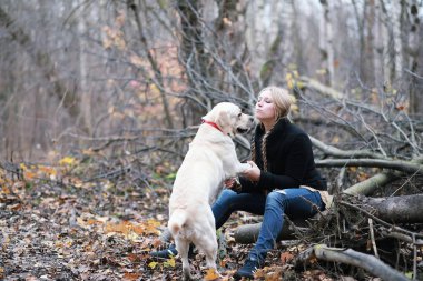 Sonbaharda yürüyüşe çıkan genç kız.