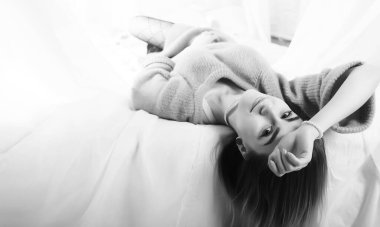 Sarı saçlı ve gri kazaklı kız.