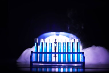 Test tüpü yeni sıvı çözelti potasyum mavisi taşar. Analiz reaksiyonu için çeşitli reaksiyonlar kullanılır. 