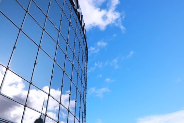 Ön cephenin mimari ayrıntıları diğer binaların ve güneşin birden fazla yansımasıyla birlikte. Modern binanın dış cephesi. Mimari soyut arkaplan