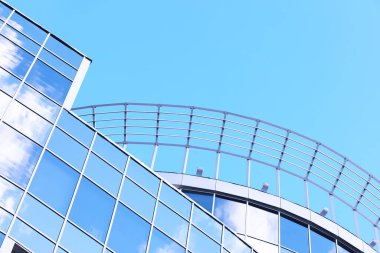 Ön cephenin mimari ayrıntıları diğer binaların ve güneşin birden fazla yansımasıyla birlikte. Modern binanın dış cephesi. Mimari soyut arkaplan