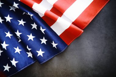 ABD bayrağını dalgalandırmak. Anma Günü veya 4 Temmuz için Amerikan bayrağı. Koyu arkaplanda Amerikan bayrağına yakın çekim