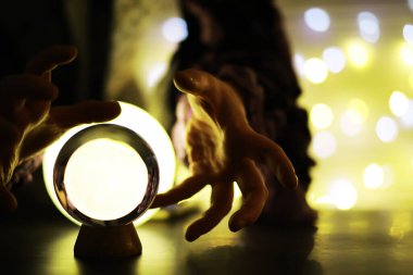 Yerde Bokeh 'le kristal küre var. Renkli ışık saçan cam top, yeni yıl kutlaması konsepti..