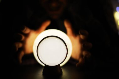 Yerde Bokeh 'le kristal küre var. Renkli ışık saçan cam top, yeni yıl kutlaması konsepti..