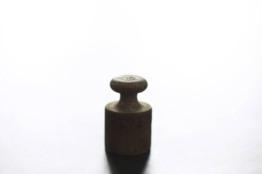 Küçük ağırlıklar klasik denge terazileri. Eskiler 'in eski ölçeği, antika pirinç ağırlık ölçeği detayları.