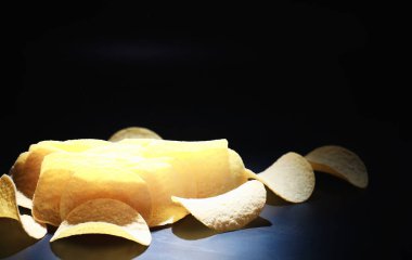 Patates ve mısır cipsi. Atıştırmalık tuzlu aperatif. Zararlı ürünler. Lezzetli cipsler.
