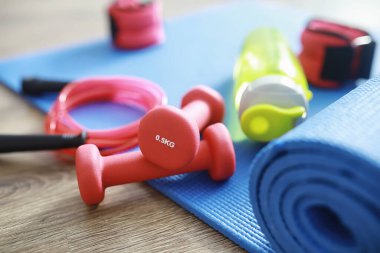 Spor ve sağlıklı yaşam tarzı. Spor aksesuarları. Yoga paspası ve halat atlama. Ev egzersizleri kavramına sahip spor geçmişi.