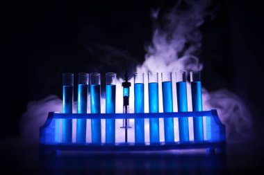 Test tüpü yeni sıvı çözelti potasyum mavisi taşar. Analiz reaksiyonu için çeşitli reaksiyonlar kullanılır. 