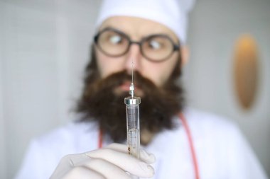 Doktor deli. Çılgın sakallı bilim adamı bilimsel bir laboratuvarda deneyler yapıyor. Şırınga ve steteskop kullanarak araştırma yapar.