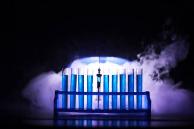 Test tüpü yeni sıvı çözelti potasyum mavisi taşar. Analiz reaksiyonu için çeşitli reaksiyonlar kullanılır. 