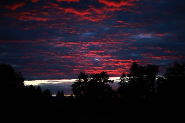 Gökyüzü çok güzel. Parlak ay. Yüksek dağlarda bulutlar ve yıldızlar.