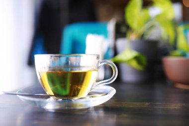 Arka planda çay ve çay yaprağı