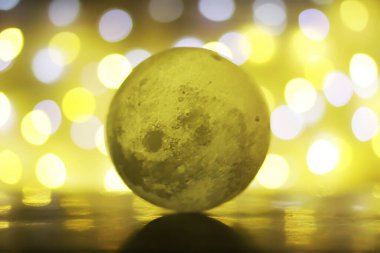 Yerde Bokeh 'le kristal küre var. Renkli ışık saçan cam top, yeni yıl kutlaması konsepti..