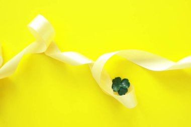 Aziz Patrick Günü geçmişi. Dini Hıristiyan İrlanda kutlaması. Dört yapraklı yonca sembolü ile selamlayın iyi şanslar..