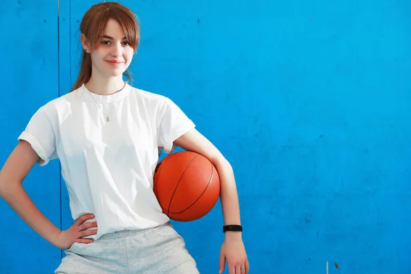 귀여운 아이가 운동을 있습니다 그녀는 농구와 운동을 하면서 있습니다 독립적 — 스톡 사진