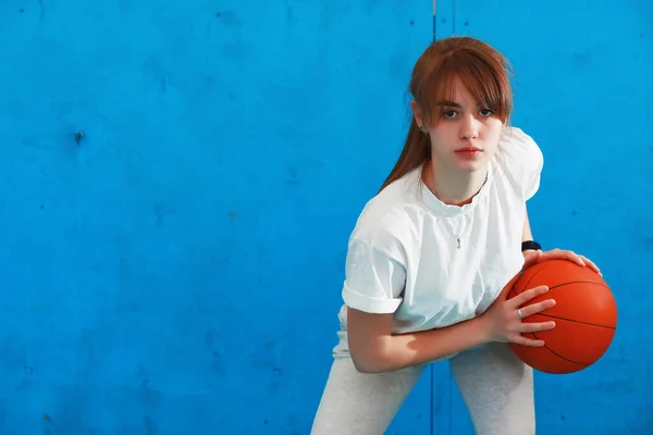 Uma Criança Bonita Menina Está Envolvida Esporte Ela Está Olhando — Fotografia de Stock