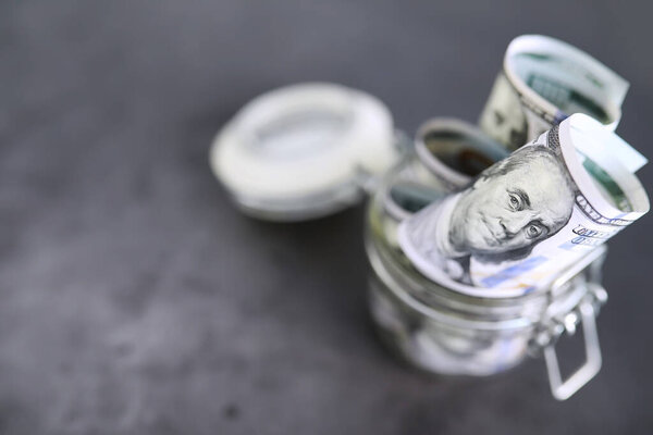 Денежные средства в большой куче в качестве финансового фона. Бумажные деньги закрываются. Вид сверху