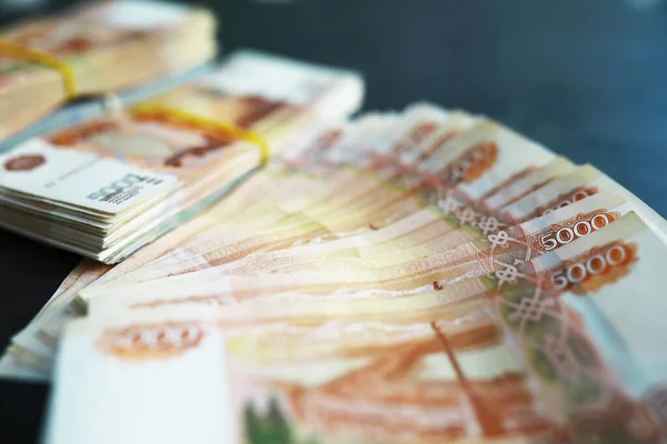 Banknoty Napisem Pięć Tysięcy Rubli Rosyjski Pieniądze Nominał Pięć Tysiąc — Zdjęcie stockowe