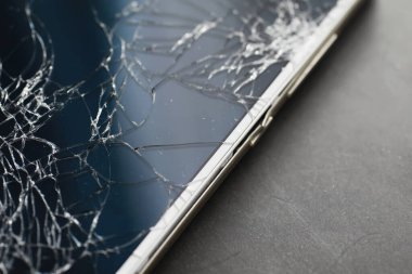 Camı kır. Kırık ekran. Bozuk telefon. Kırık cam arka plan. Camdaki beyaz çatlaklar.