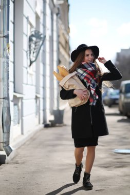 Güneşli bir günde yürüyüşe çıkan kız.