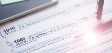 Yıllık vergi bildirimi. Masada vergi formu var. Finansal açıklamalar imzası.