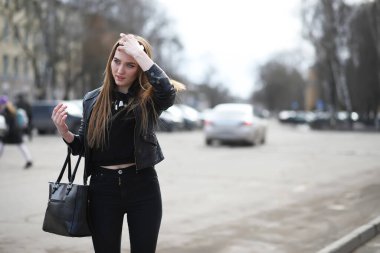 Genç ve güzel bir kız şehirde yürüyüşe çıkmış.