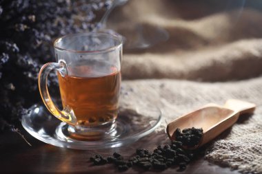 Bira ile servis masasında demlenmiş çay