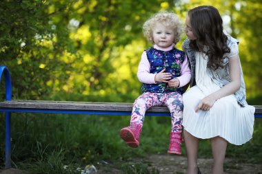 İlkbaharda parkta kız kardeşler