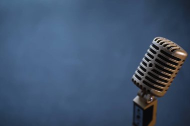 Medya sunumları konsepti. Arka planda Retro mikrofon var. Konser ve gösteri afişi. Müzik albümü kapağı.